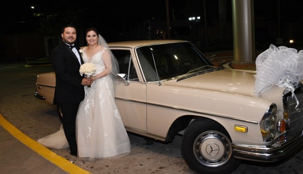 Los novios llegaron a su recepción postboda a bordo de un elegante automóvil clásico ¡tan enamorados!