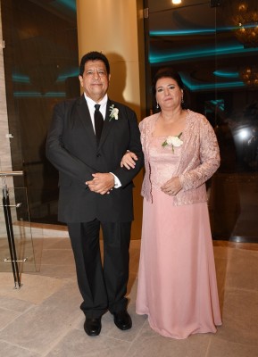 Los padres de la novia, Raimundo Danilo Flores Sosa y Anabelle Martínez De Flores