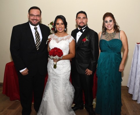 Los recién casados, acompañados de sus padrinos de bodas, Iván Torres y Marielena Panting