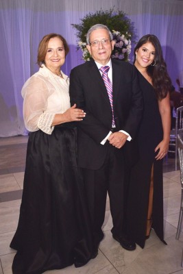 Lourdes y Antonio Guillén con María Fernanda Hernández