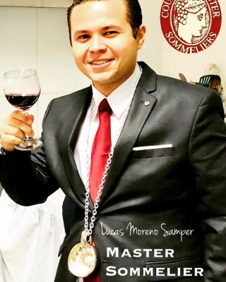 El Chef Lucas Moreno Samper recibió con muchos honores la copa de plata que identifica los verdaderos sommelier (en donde catan el vino antes de servirlo)…El sommelier pertenece a la brigada de comedor en hoteles de cinco estrellas o en restaurantes de lujo, puesto que recomienda el vino para acompañar la comida seleccionada sin importar la casa o bodega de origen…a esto se le conoce con el nombre de “maridaje”; debe tener un amplio conocimiento en cuanto a vinos, cosechas, geografía, tipos de cepas, etiqueta, protocolo, ceremonial y cultura irreprochable ¡Felicidades Chef!