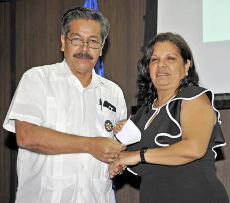 Luis Canales entrega el primer lugar a la docente Idania Alvarado.
