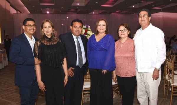 Luis Ortega, Enma de Ortega, Norman y Karla Rodríguez, junto a Griselda y Óscar Turcios