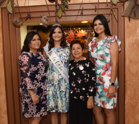 Miriam Contreras, Gabriela Stephany Cisneros Contreras, Carmen Madrid y Valeria Cisneros