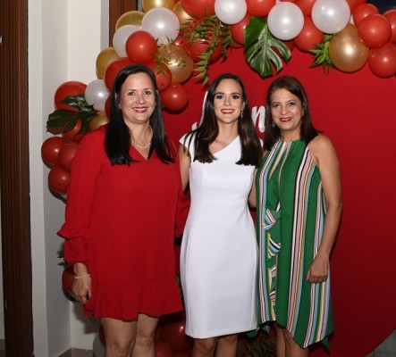 Mirna Meermann con su hija, Mirna Pelucchi Meermann y su futura suegra, Debby García de Reyes