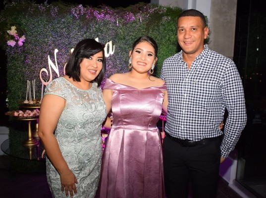 Nathalia junto a sus padres Mauro y Martha Gutiérrez