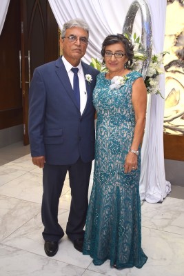Roberto y Mary Méndez, padres de la novia.