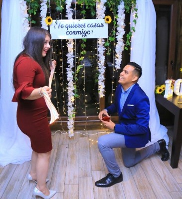 Se comprometieron en matrimonio Kesler Cordoba y Candy Pineda en el Restaurante La Cite de SPS…la recepción fue decorada fabulosamente por Lidabel Mena y su firma Acontecimientos.