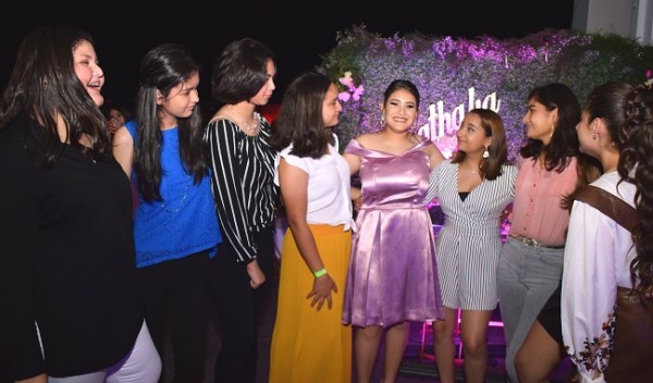 Sus compañeras junto a Nathalia Romero, celebrando sus 15 años. 