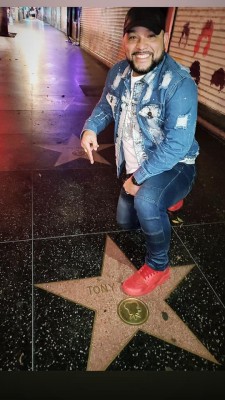 Tony Castellanos poniendole el pie a la estrella en Hollywood Jajajaja... Una escapadita del arrtista catrocho en la gira de la Gran Banda por varias ciudades de la union americana