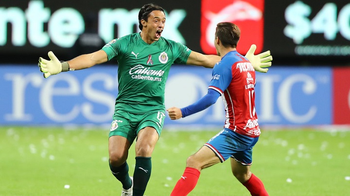 Un portero mexicano anota un gol de arco a arco provocando la locura a las gradas