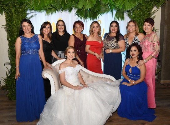 Una foto irrepetible de la novia con las damas del Club Rotario Merendón