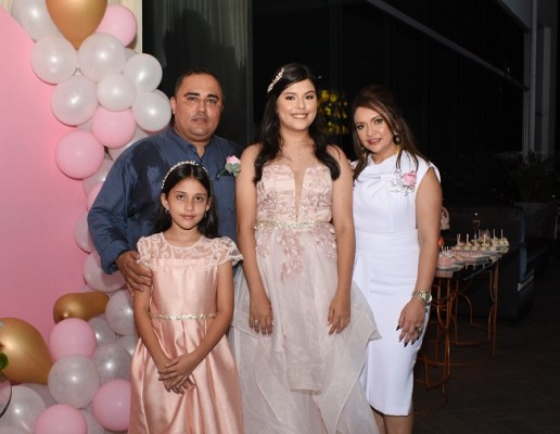 Una imagen familiar de la quinceañera junto a su hermana, Allison Sugey y sus padres, Roberto Pineda y Aleida Fajardo