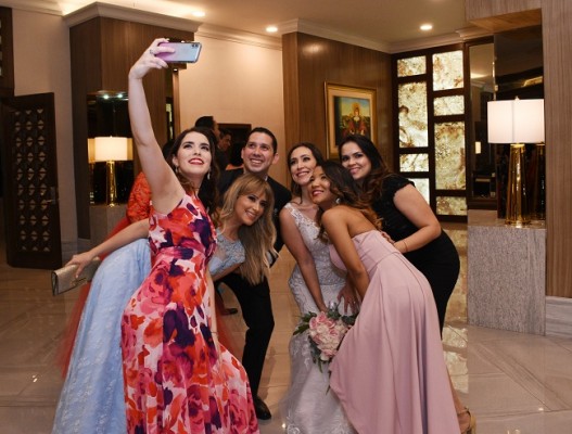 Vanessa Suazo, Pamela García, Ivanna Argueta e Ileana Coto en una divertida e inolvidable selfie en la boda de sus amigos, José Narciso Ávila y Sara Peña