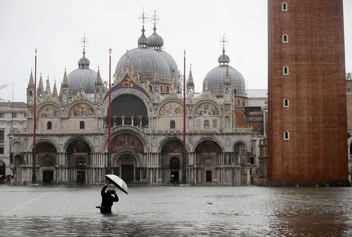 Venecia se 'ahoga' con insólita marea alta que causó severos daños