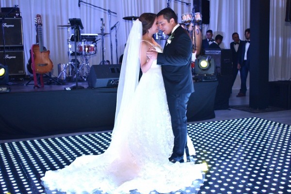 William y Gabriela durante su primer baile como esposos.