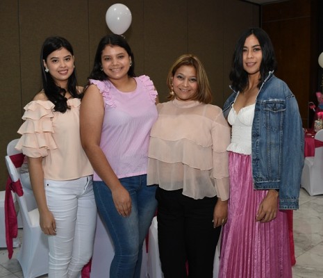 Yosselyn Bustillo, Cristina Pineda, Geisel Bustamante y Linette Carrasco