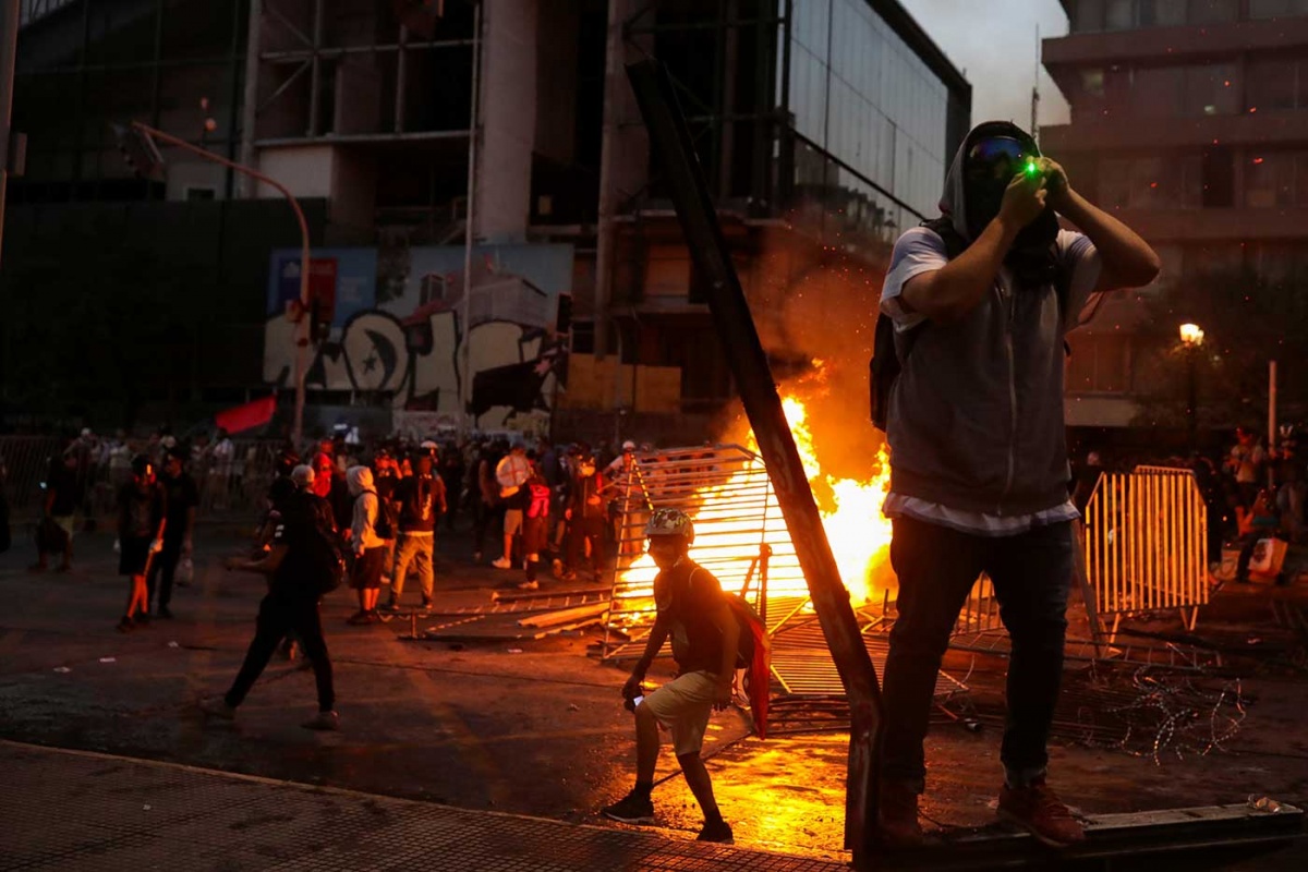 Siguen disturbios en Chile: Manifestantes roban un banco, provocan incendios y atacan a comisarías