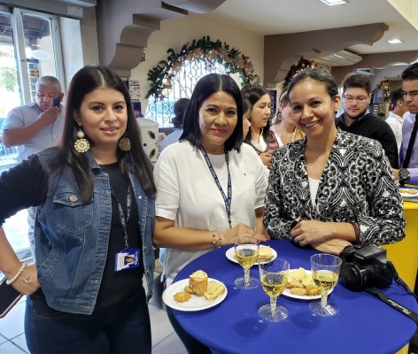 Julio Martínez, Jorge Quintana, Cecilia Overhoulzer, Andrea Díaz de Quintana y Karen de Calidonio, durante el lanzamiento.