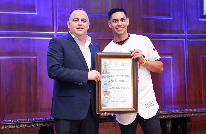 El beisbolista de grandes ligas Mauricio Dubón recibe reconocimiento como sampedrano distinguido