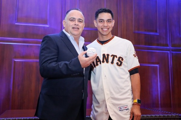 El beisbolista de grandes ligas Mauricio Dubón recibe reconocimiento como sampedrano distinguido