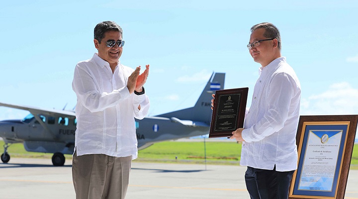 Aeropuerto de Roatán recibe certificación internacional