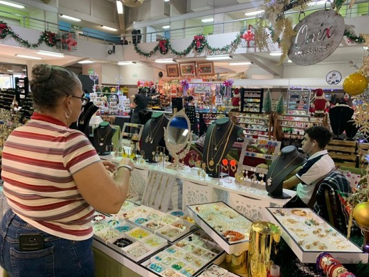 Inicia “Bazar del Sábado” navideño, emprendedores esperan unos 20 mil visitantes