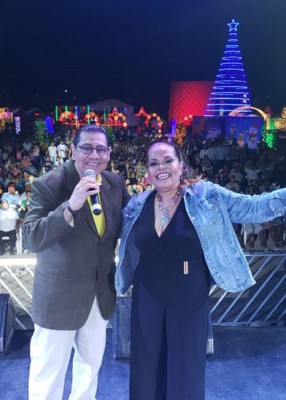 Carlos Peraza Cañas y Oneyda deAmerica durante su presentación en la Villa Navideña