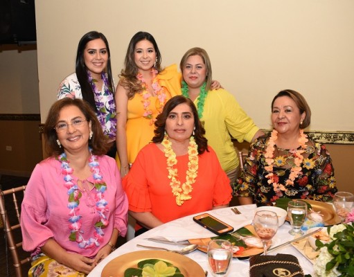 Carmen Díaz, Stephanie de Segurado, Marcela Burgos de Abadie, Jenny de Yuja, Rosa Diek y Rosa de Abadie.