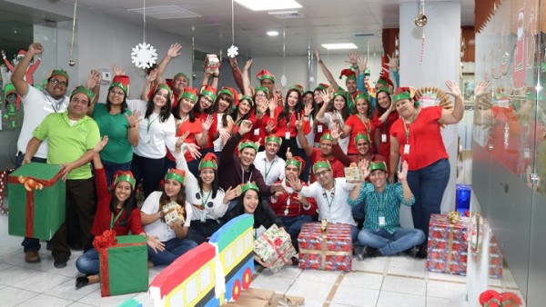 El espíritu navideño invade las oficinas de Supermercados La Colonia