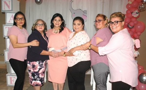 Con las oferentes del baby shower: Enma Galéas, Cristina de Murcia, Greysi Murcia, Durky Murcia, Evelyn Murcia y Lucy Escalante. 