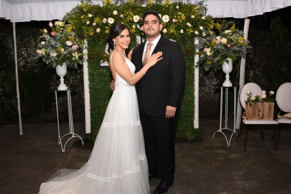 Los novios lucieron impecables en su gran noche de bodas. Ella, enfundada en un modelo exclusivo muy minimalista, diseñado en tul, y él, como todo un galán en un clásico traje de tonalidad oscura.