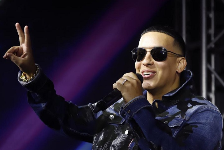 Bañan con champán a Daddy Yankee recibe baño de champán