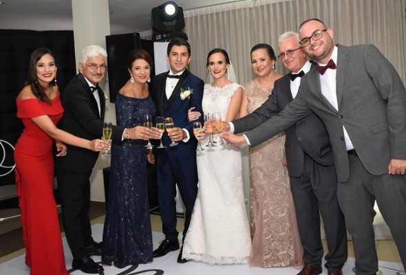 Durante el brindis por la felicidad de los novios: Mildred Reyes, Héctor Reyes, Debby García de Reyes, Héctor Guillermo Reyes García, Mirna Pelucchi Meermann, Mirna Meermann, Roberto Pelucchi y Roberto Pelucchi Jr. 