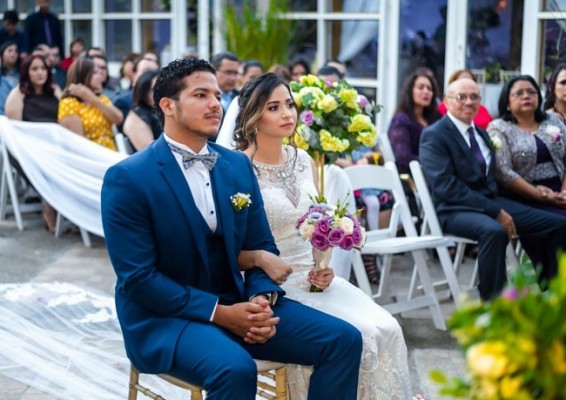 Una ceremonia y fiesta postboda fenomenal, repleta de detalles y combinaciones de colores, fue la de Edax Ucles y Pia Melara, quienes apostaron por Angeli Gardens para enmarcar su gran noche de bodas. Lidabel Mena, su hija Scarleth y todo el staff de Acontecimientos planificaron y se encargaron de todo el montaje y atavío de la estancia para el memorable enlace de esta pareja de enamorados.