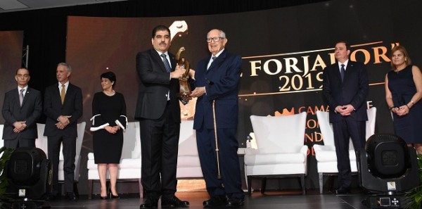 El Presidente de la CCIC, Jorge Faraj y El Forjador 2019, el centenario don Jorge Bueso Arias