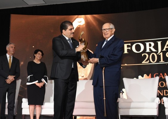 El empresario de la banca, don Jorge Bueso Arias es acreedor al gran Premio El Forjador 2019