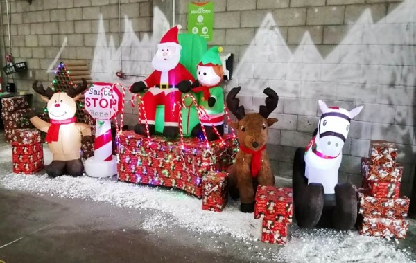 El espíritu navideño invade las oficinas de Supermercados La Colonia 