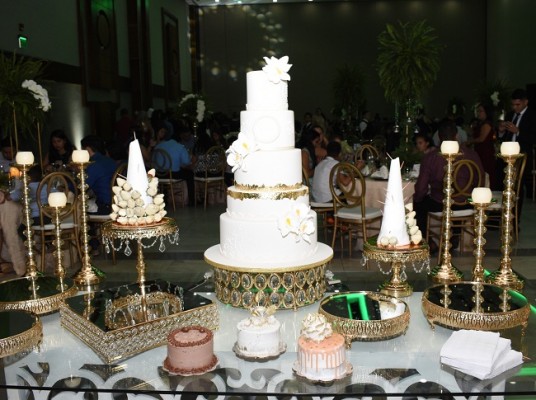 El pastel de bodas fue elanorado por Nadia Canahuati de Signature Cakes.