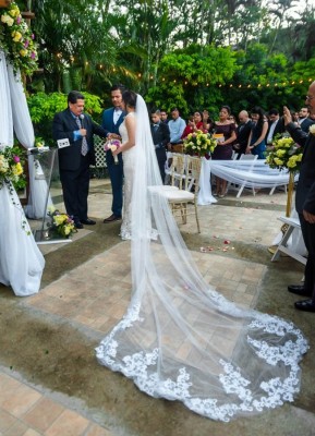 El pastor José Luis Ordóñez los declaró unidos en matrimonio ¡el amor entre Edax y su bella Pia es más que evidente! Felicidades a los tortolitos.