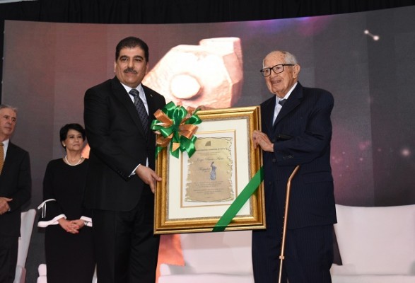 El presidente de la CCIC, Jorge Faraj y don Jorge Bueso Arias, al momento de recibir su pergamino de oro