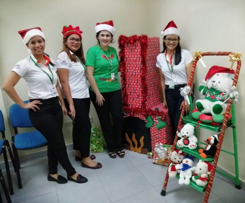 El espíritu navideño invade las oficinas de Supermercados La Colonia