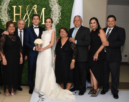 Familiares y amistades de los esposos Reyes-Pelucchi, les acompañaron en su noche de bodas.