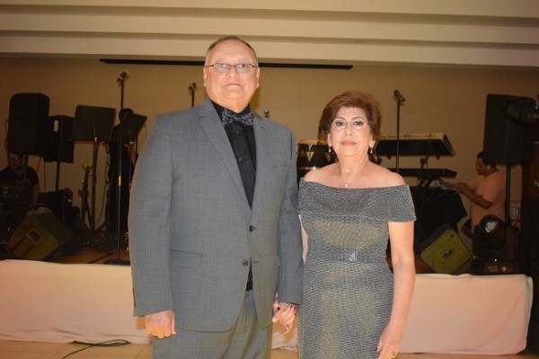 Jorge Armando Muñoz y su gentil esposa, Martha de Muñoz.