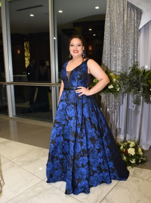 Julie Smith encantadora en su fiesta de gala