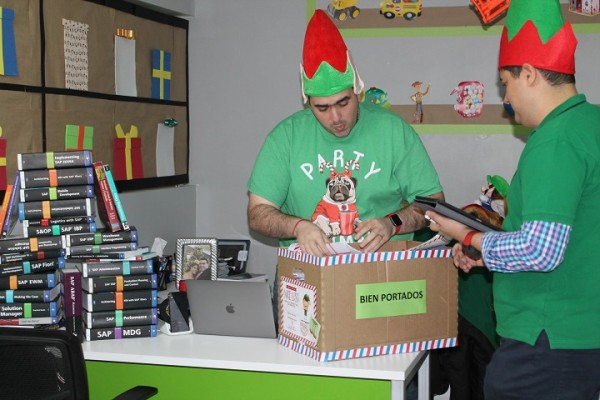 El espíritu navideño invade las oficinas de Supermercados La Colonia 