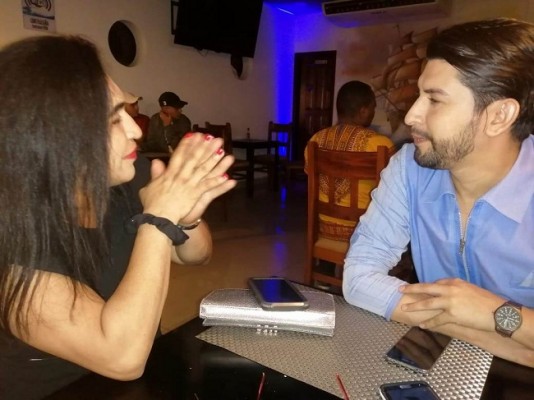 La directora Nacional del Teen Universe Honduras, Zoe Valentina Zavala, más conocida como Doña Tinita conversa con el diseñador Copaneco Dennys Díaz antes de la gala de presentación en el restaurante Tony's Mar...