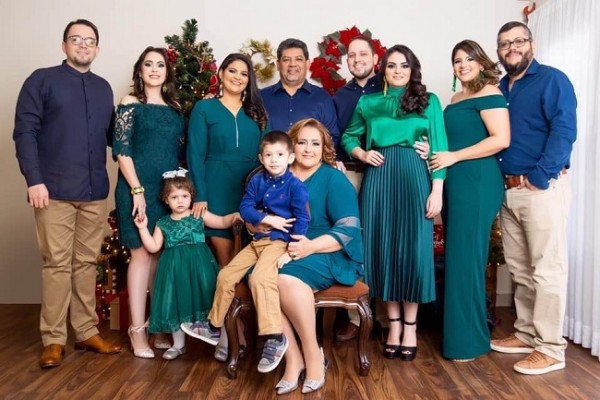 La familia López Castro en su tradicional imagen navideña