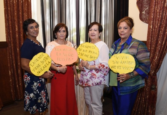 Leticia de Cardona, Teresa Barrera, Sara Aguiluz y Dora Sevilla