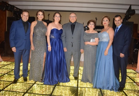 Los hijos de don Jorge Armando y Martha de Muñoz fueron los organizadores de la fiesta sorpresa.